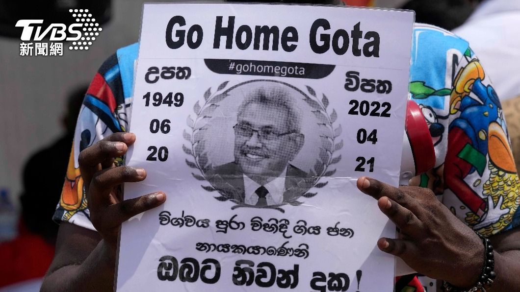 抗爭民眾拿著要總統拉賈帕克薩（Gotabaya Rajapaksa）「滾回家」的海報。（圖／達志影像美聯社）