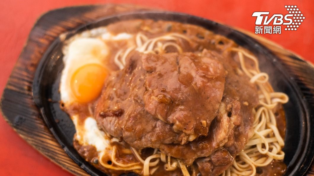 許多老饕也分享蛋如何翻面的方法。(示意圖/shutterstock達志影像)