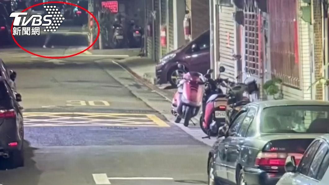 監視器拍下吳男開槍過程。(圖/警方提供)