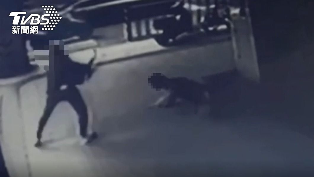 張姓車手行搶成功後準備逃逸。(圖/警方提供)