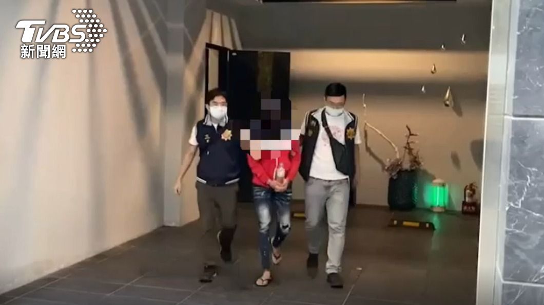警方將行搶的張姓車手帶回偵辦。(圖/警方提供)