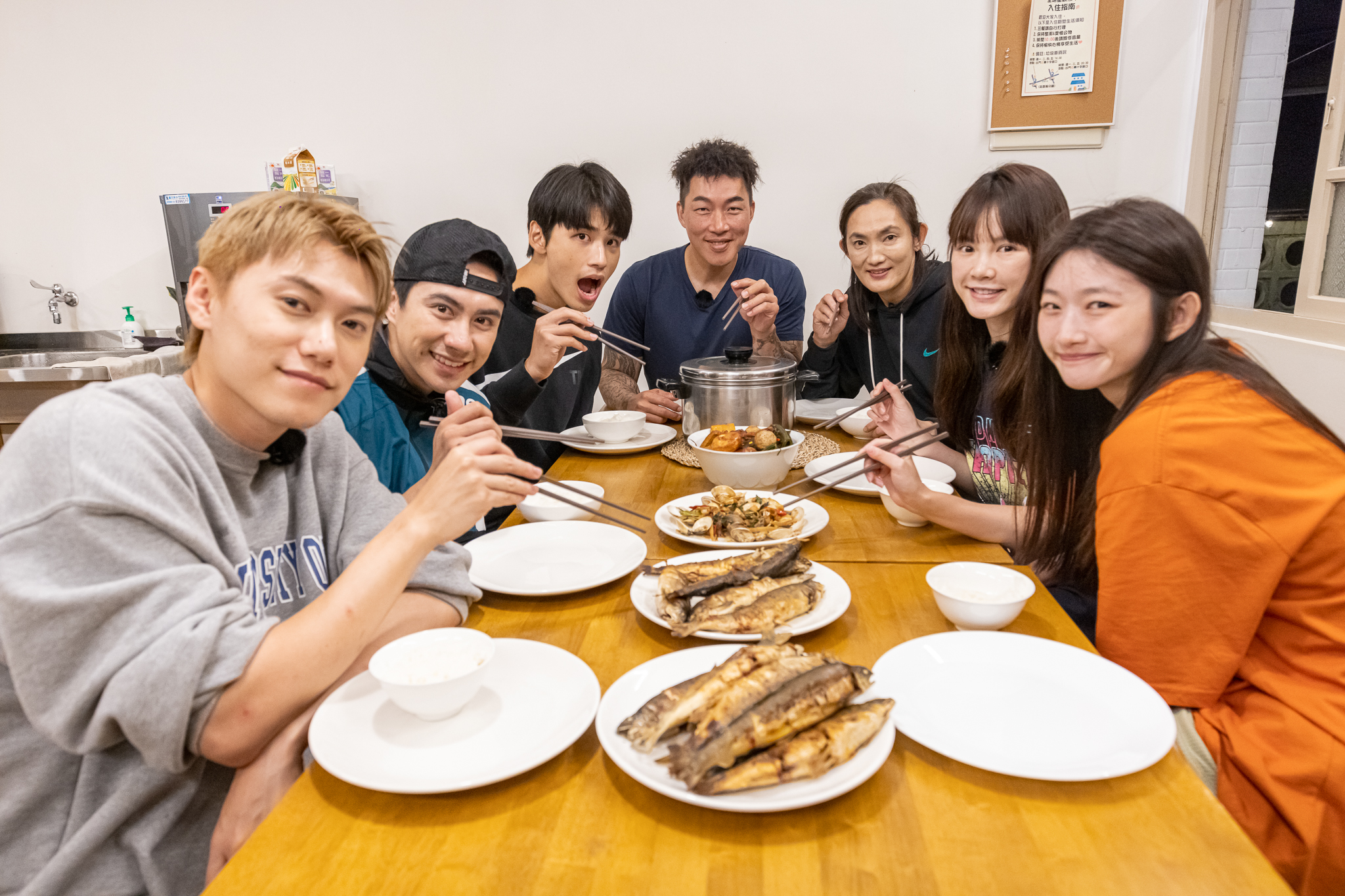 邱宇辰（左起）、潘君侖、王品澔、郭泓志、錢薇娟、吳心緹以及晏柔中在餐桌吃團圓飯。（圖／好看娛樂提供）