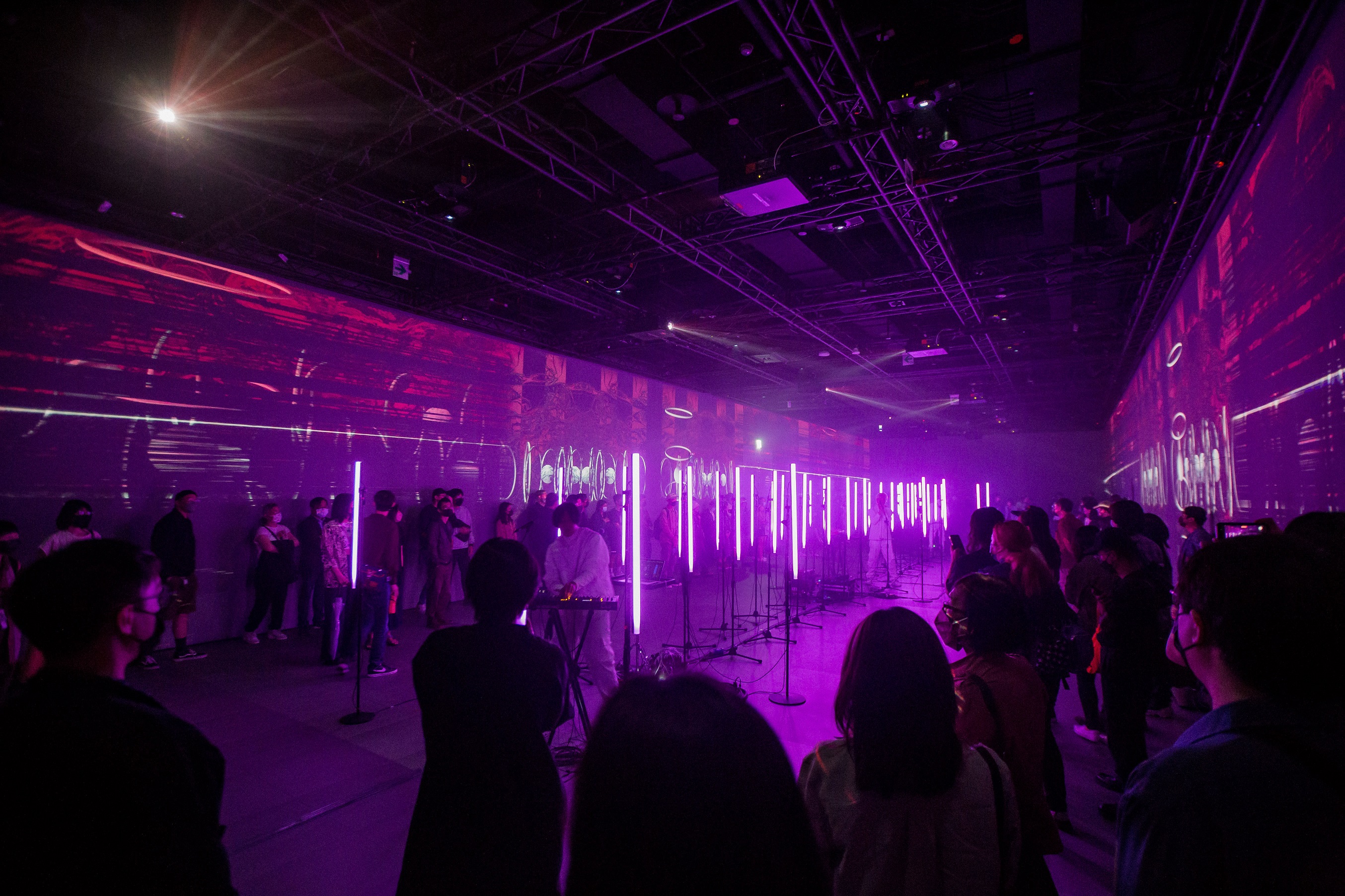 眠腦推出結合科技藝術的live演出「眠腦 Sleeping Brain 《Range Selector》即時互動投影沈浸式展演」。（圖／黑市音樂提供）