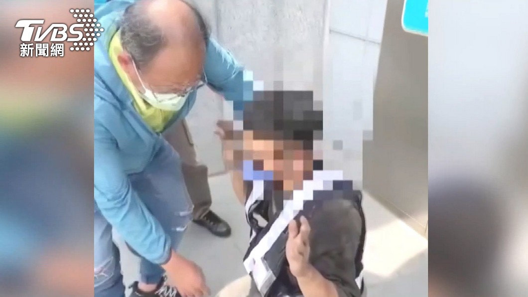 何嫌變裝並攜帶上開行兇之2把刀械騎車逃逸,最後在鼓山火車站落網。(圖/TVBS)