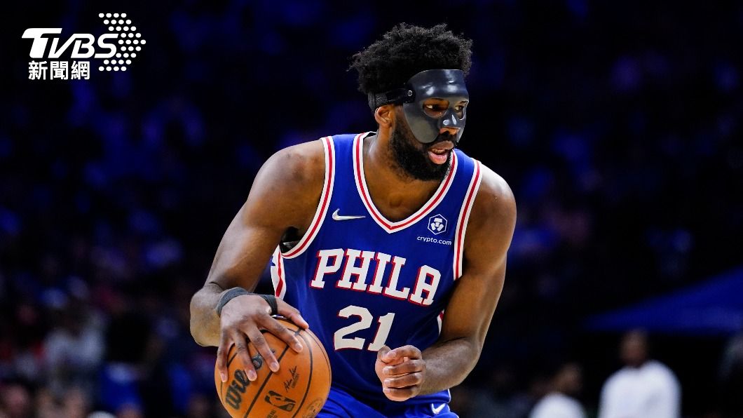 費城76人明星中鋒「大帝」恩比德(Joel Embiid)回歸,因臉部傷勢戴著面具。(圖/達志影像美聯社)