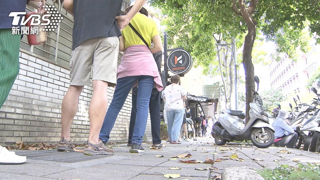 藥局還沒開門，民眾一早就來排隊買快篩。（圖／TVBS）