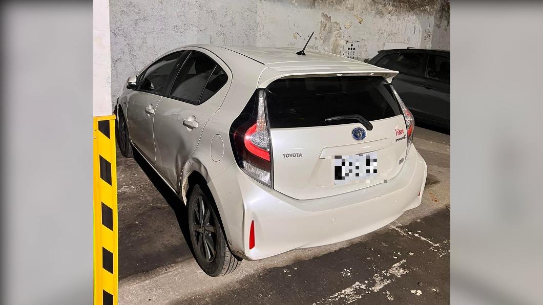 車輛被停放超出停車格。(圖/翻攝自爆廢公社二館)