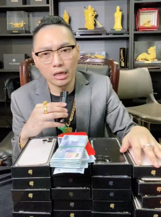 連千毅直播將女秘書趕出現場。(圖/翻攝自蘭庭精品臉書)