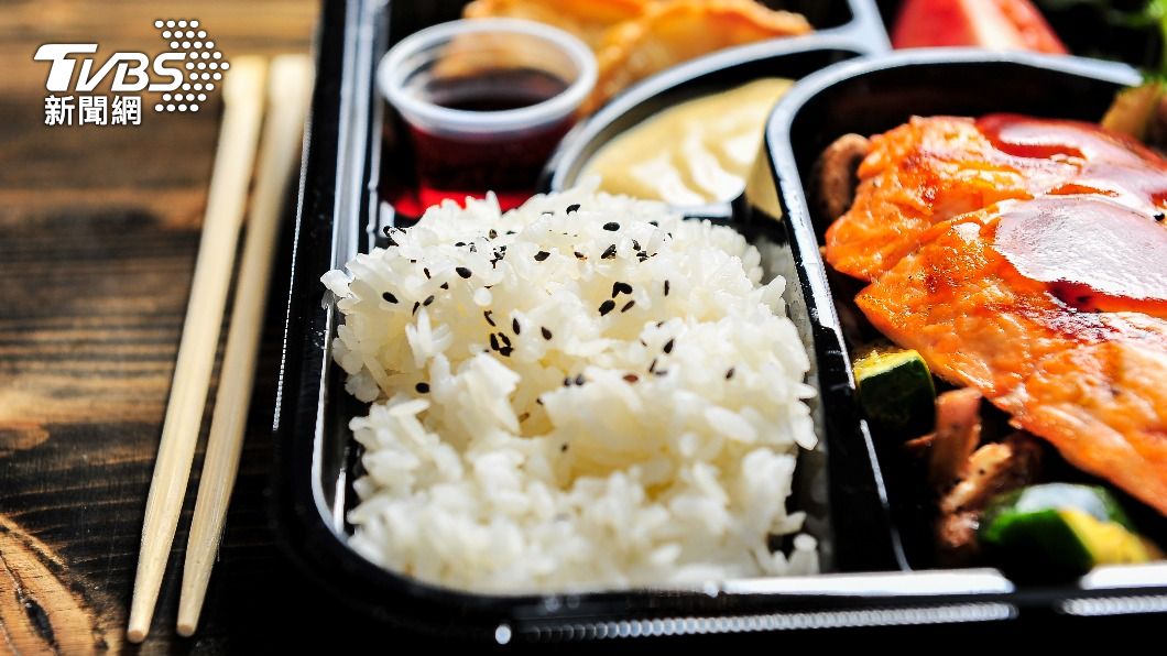 網友對便當內的塑膠片呈現兩極看法。(示意圖/shutterstock達志影像)