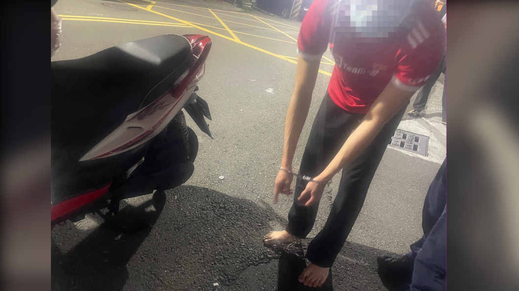排氣管轟隆隆遭攔查!騎士突逃跑 勇警狂追百米壓制揪出藏毒