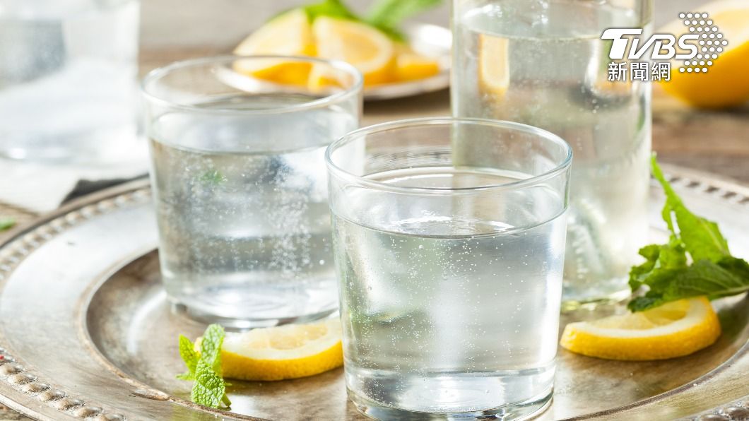 在口味挑選上,純氣泡水會比加進水果來得好。(示意圖/shutterstock達志影像)