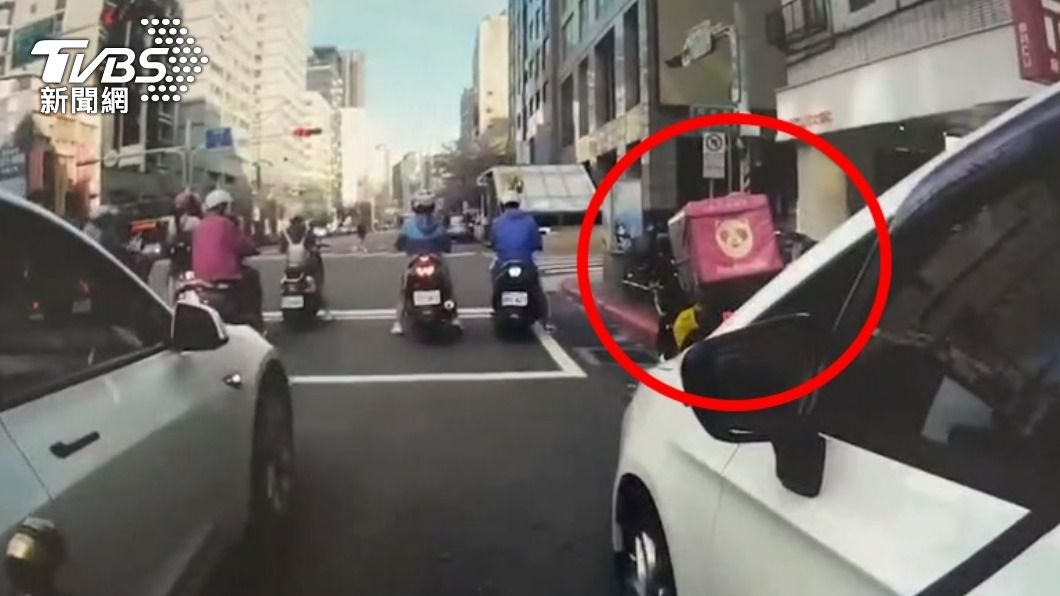「扶視障者過馬路」違停紅線遭開單 警:3分鐘未見騎士在場
