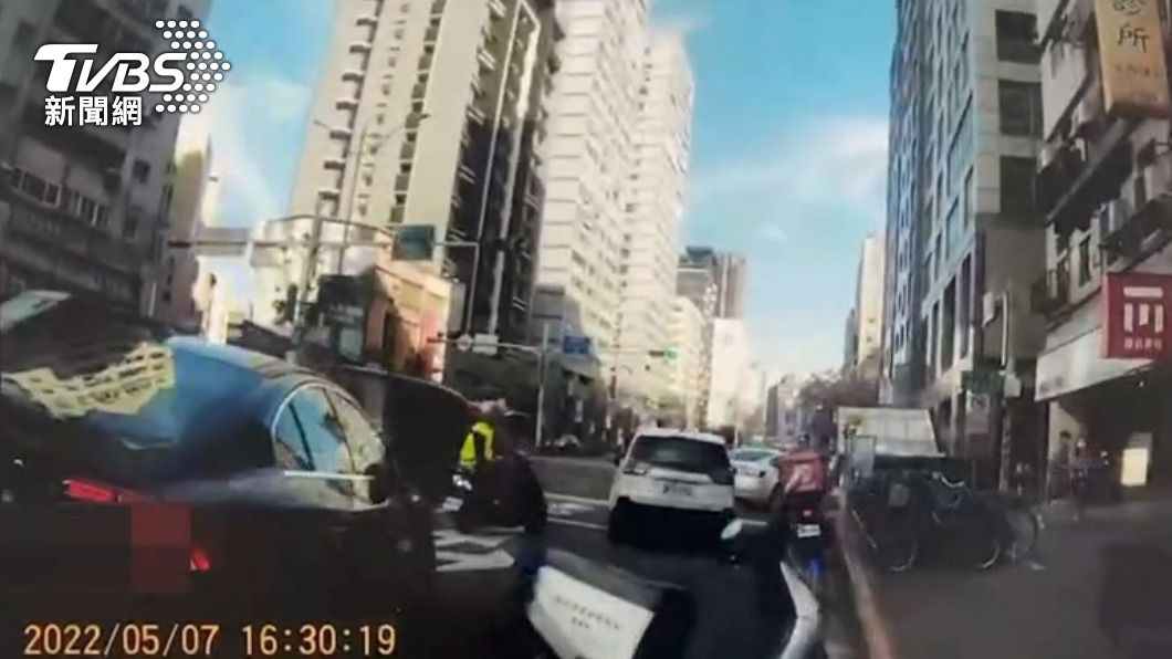 員警鳴笛驅離後只剩下外送員車輛在場。（圖／TVBS）