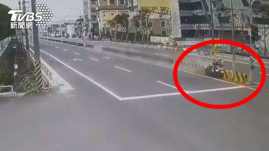 驚悚畫面曝!機車衝撞分隔島 20歲男女噴飛重摔雙亡