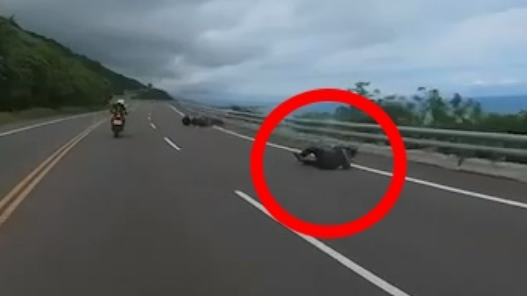 騎士當場連人帶車摔飛。(圖/Facebook 重機車友 ❘ 各區路況、天氣回報中心)