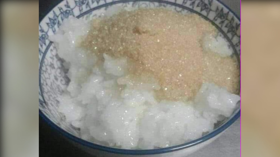 原PO貼出白粥加砂糖的照片。(圖/翻攝自《爆廢公社》臉書社團)