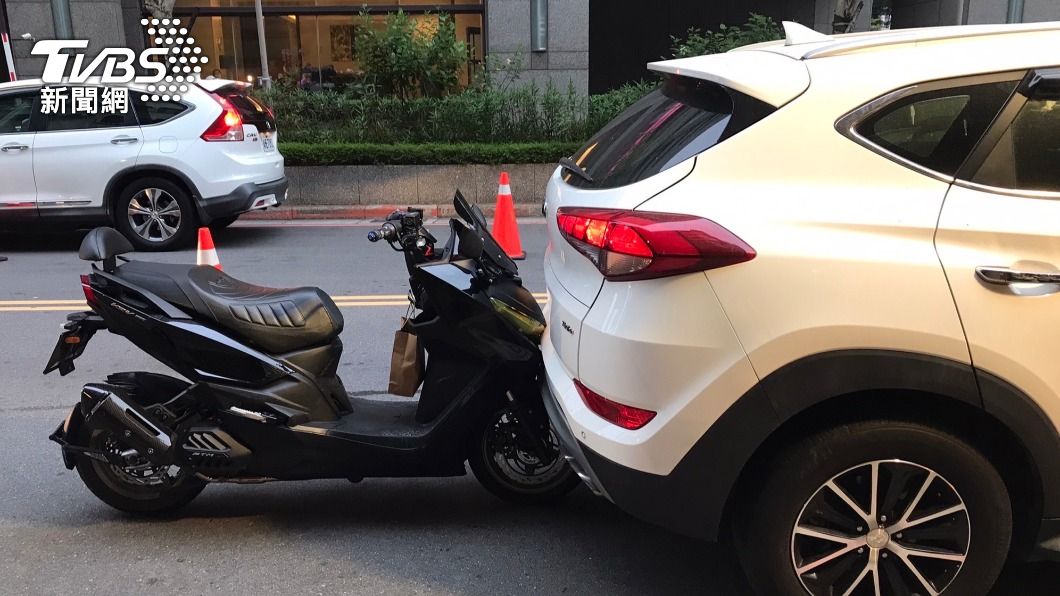 男子下車時只打N檔,導致車輛往後滑撞上機車。(圖/TVBS)
