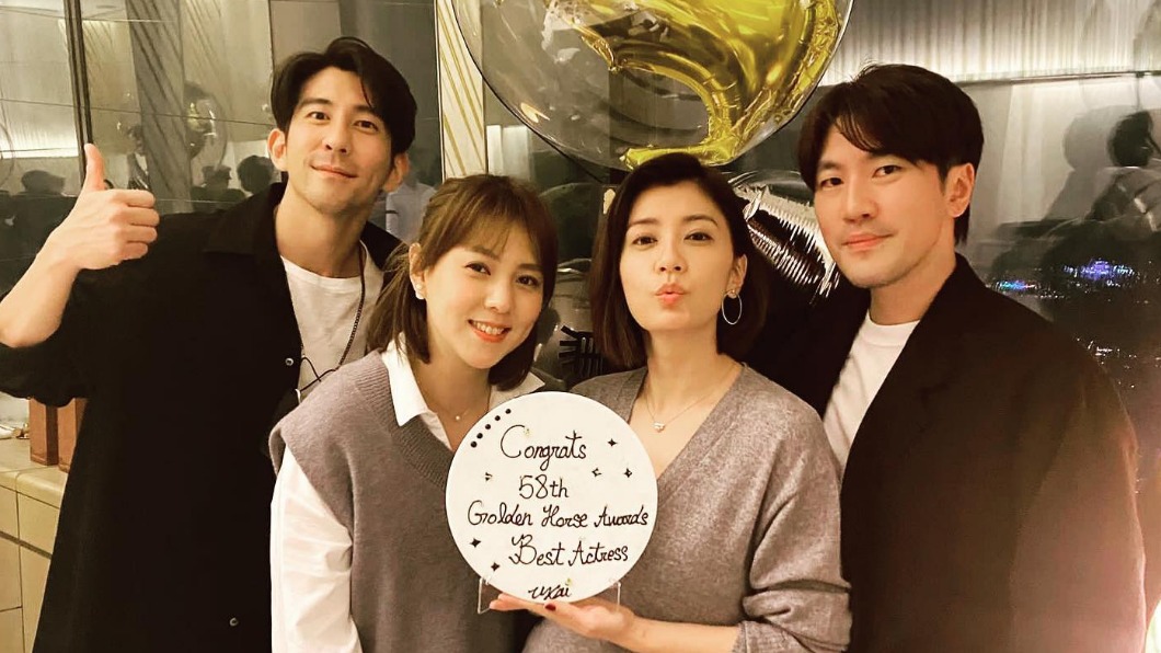 修杰楷(左起)、朱芯儀、賈靜雯與衛斯理一家人的感情很緊密。(圖/翻攝自朱芯儀臉書)