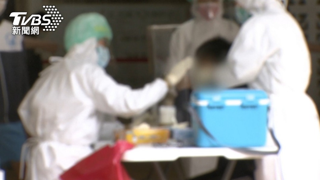 本土疫情爆發PCR量能大增,醫護人員工作量加大。(非當事人,示意圖/TVBS)