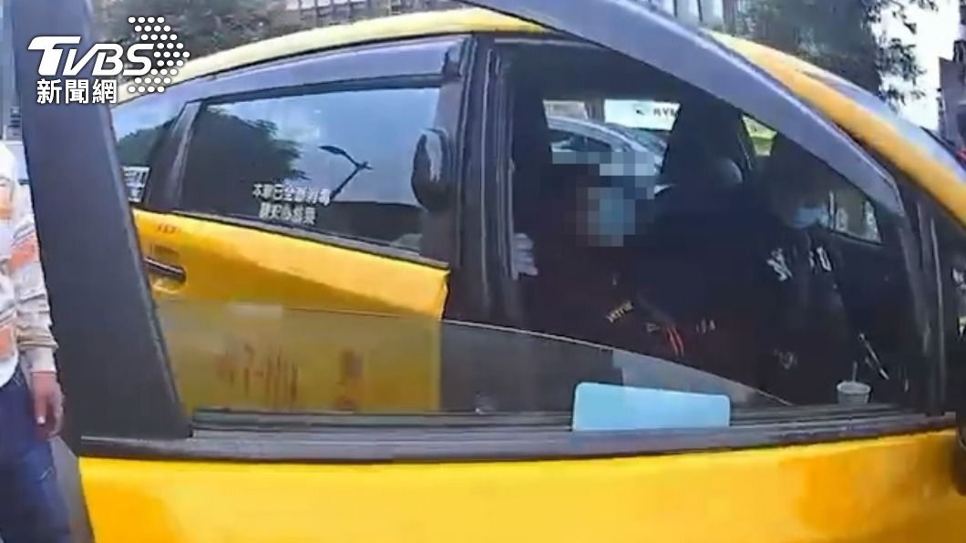 搭小黃到目的地卻不付車資!女失控攻擊拉扯「咬」警察
