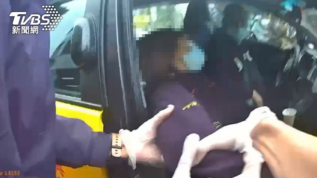 員警要求女子先下車。(圖/TVBS)
