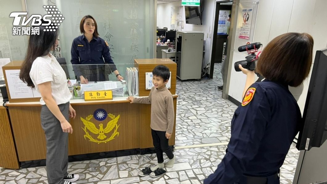 員警有時會碰上家長把小孩帶到派出所「管教」。(圖/TVBS)