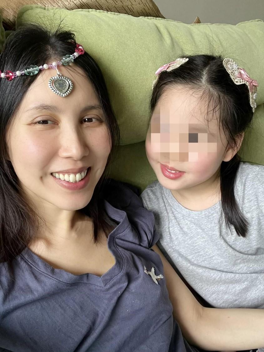 余苑綺母親節曬出和女兒合照。(圖/翻攝自余苑綺臉書)