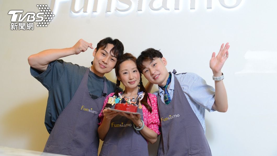 顏佑庭(左)跟媽媽(中)、弟弟(右)曾一同接受《TVBS新聞網》專訪。(圖/TVBS資料照)