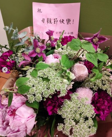 老公也送上鮮花祝福母親節快樂。(圖/翻攝林依晨IG)