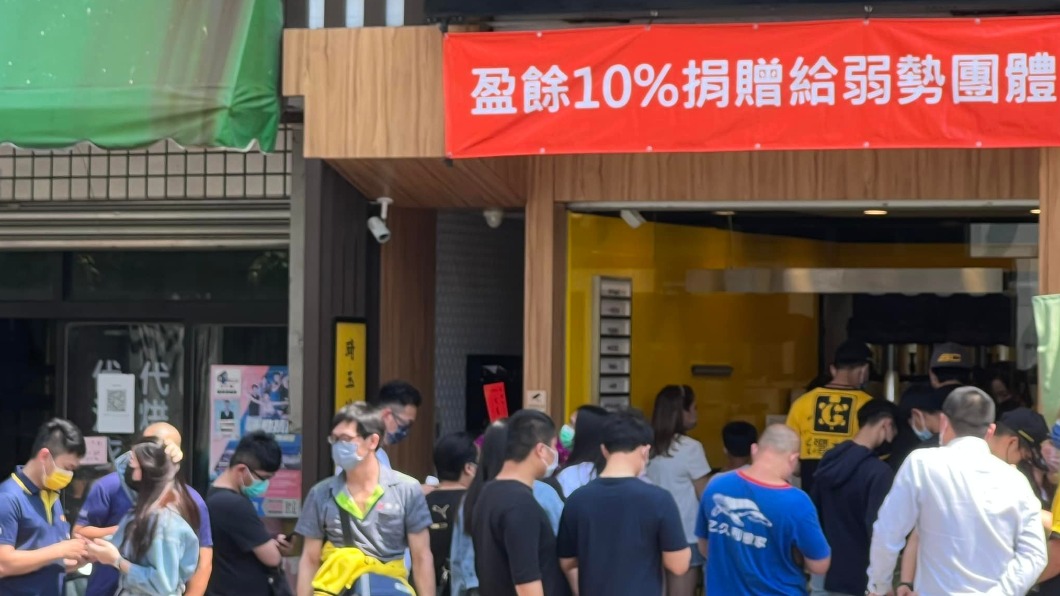 廖老大飲料店排隊盛況。(圖/翻攝自廖老大臉書)