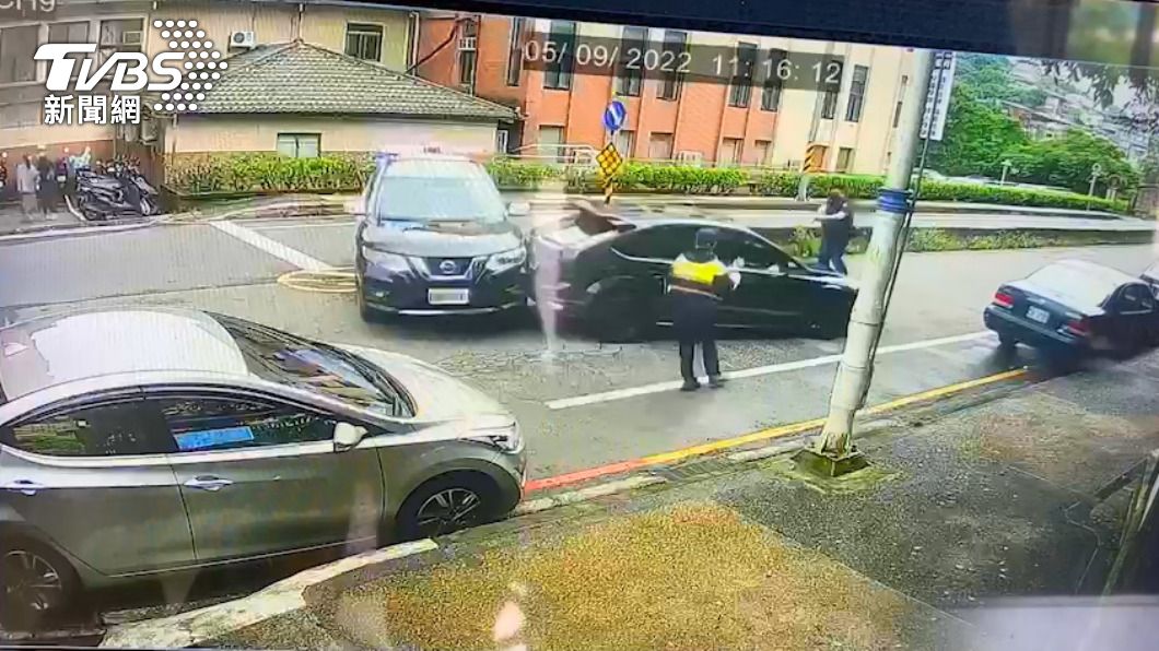 砰砰砰!基隆高中門口槍響 駕駛衝撞警車、挨轟數槍後逃逸