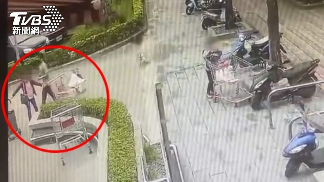 為拉自家菜籃車...鬆開美式賣場手推車 滑衝人行道猛撞女