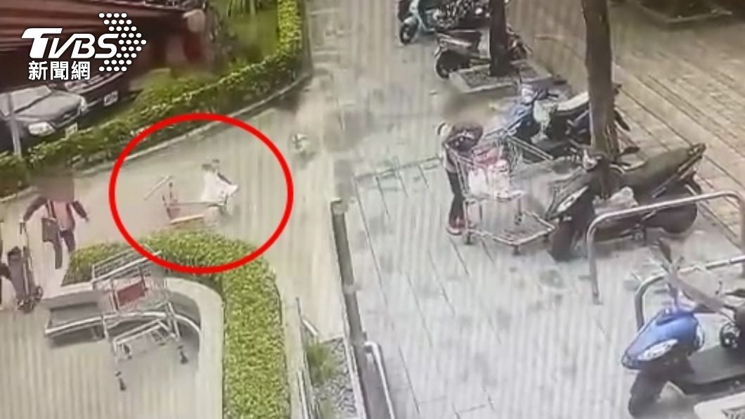 手推車往人行道滑行。（圖／TVBS）