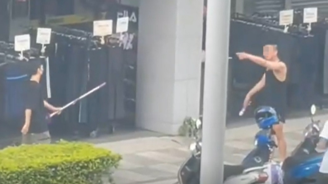 高雄矛盾對決!好神拖vs啞鈴 竟是悍姊當街教訓胞弟