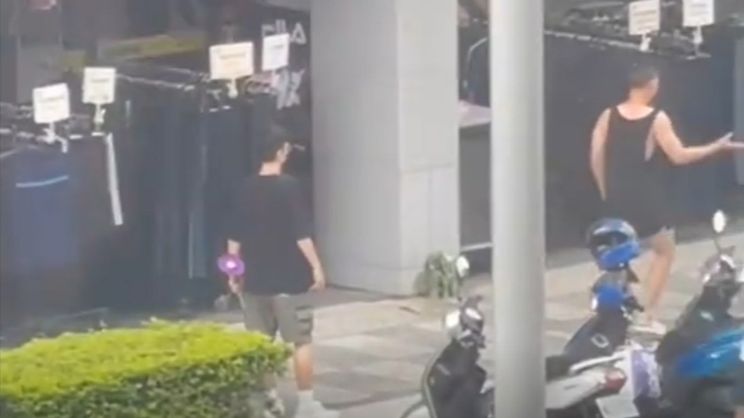 吊嘎男把啞鈴隨手一扔。(圖/翻攝自社會事新聞影音)