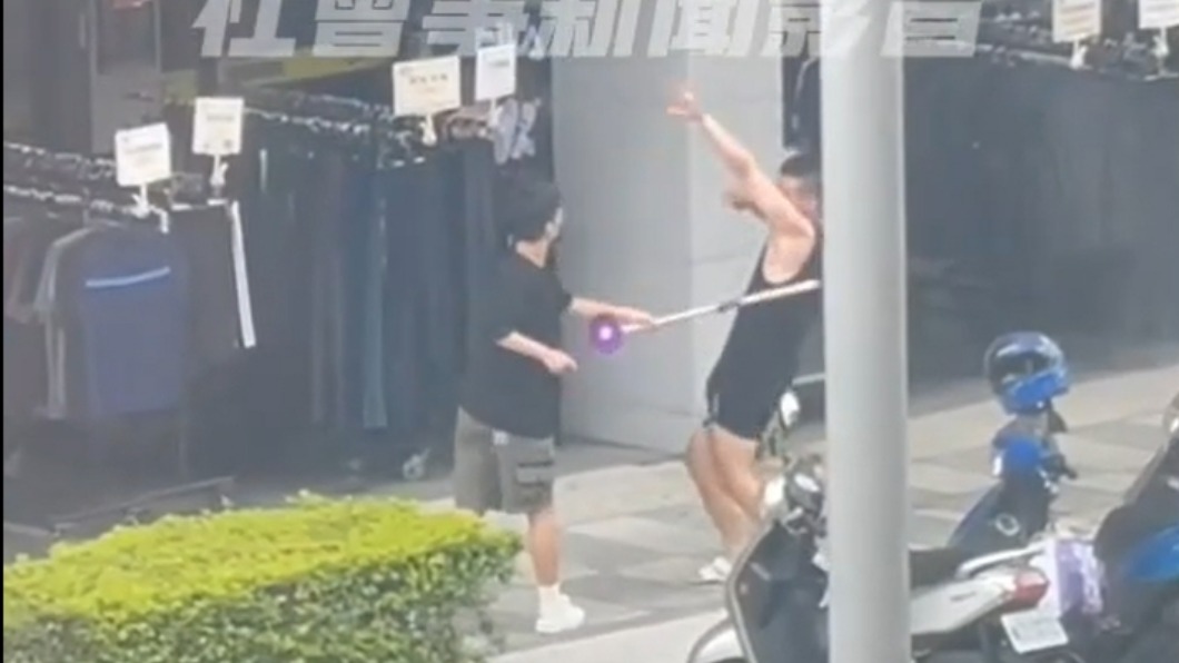 女子一把朝男子身上揮。(圖/翻攝自社會事新聞影音)