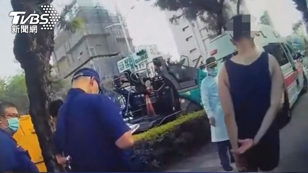 警方協助將歐男送醫。(圖/TVBS)