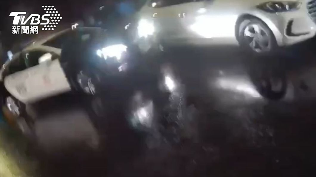 車違停路中駕駛呼呼大睡!駕駛遭盤查嚇撞2警車逃逸賠慘了