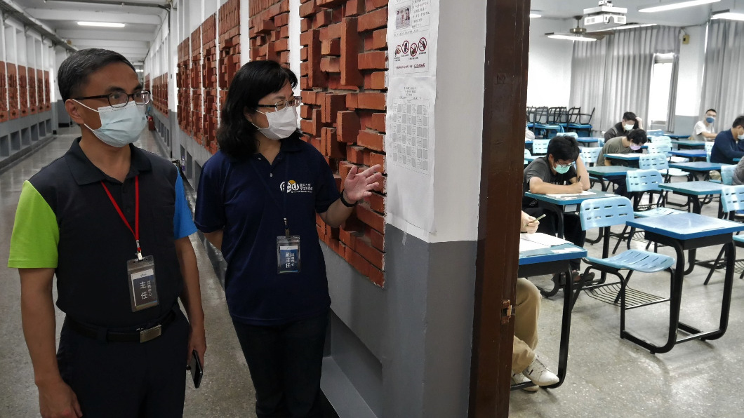 中捷公司新進人員甄試試務中心主任葉進財（左）、副主任陳錦香（右）巡視試場秩序。圖／台中市政府提供