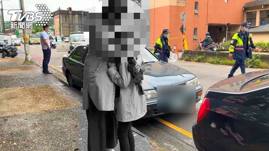 校門口前警圍捕連轟6槍 嫌犯衝撞無辜車輛母女嚇壞