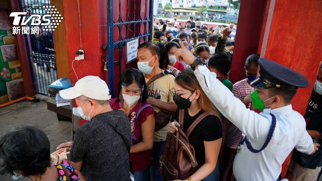菲律賓總統大選今天登場，民眾排隊準備投票。（圖／達志影像美聯社）
