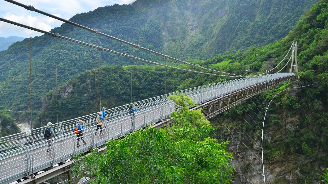 布洛灣吊橋適合各個年齡層的遊客，從橋上可以俯瞰太魯閣峽谷，成為遊客喜歡造訪的熱門景點。(圖/TVBS)