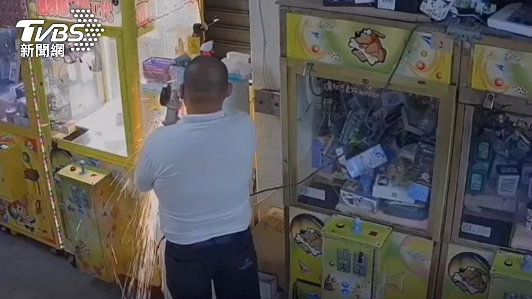 笨賊拿砂輪機鋸兌幣機。（圖／TVBS）
