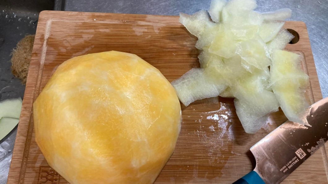 去完皮之後開始去白肉。（圖／翻攝自我愛全聯好物老實說臉書）