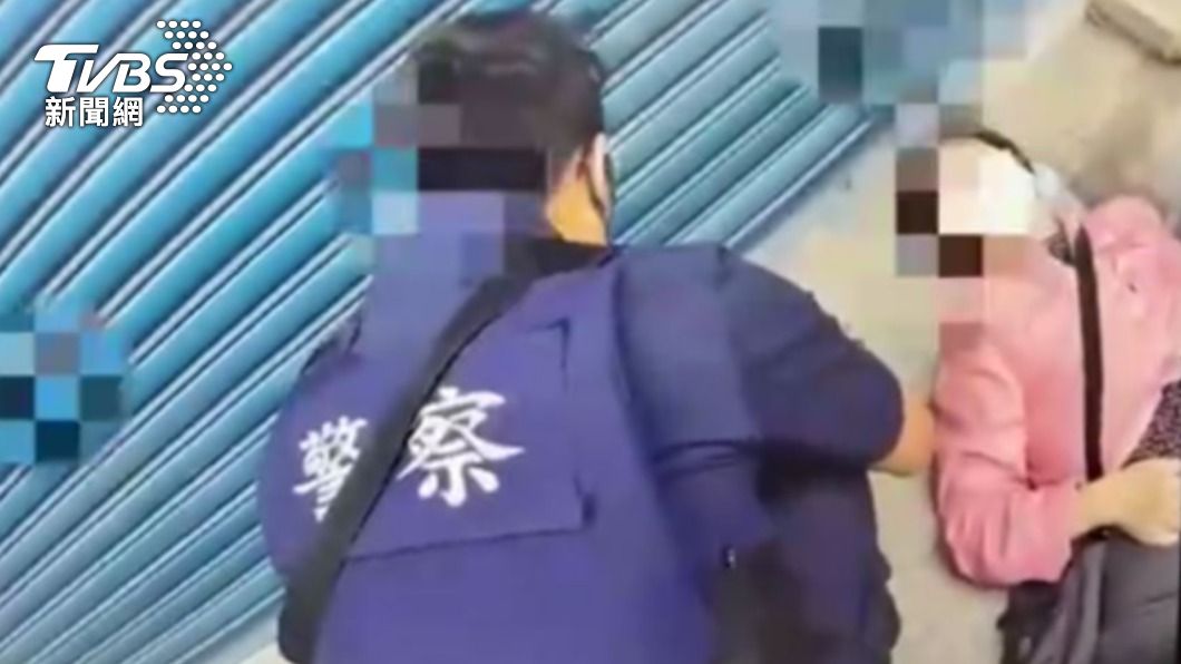 轄區警方到場陪同婦人。（圖／TVBS）