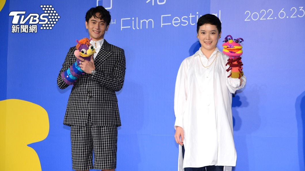 劉冠廷(左)與金馬新導演得主阮鳳儀合作北影形象廣告。(圖/許方正攝)
