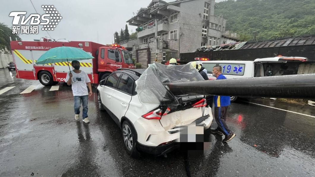 驚悚!跟電線桿一樣粗的鐵管沒綁牢 插進兩車、幸運僅2輕傷