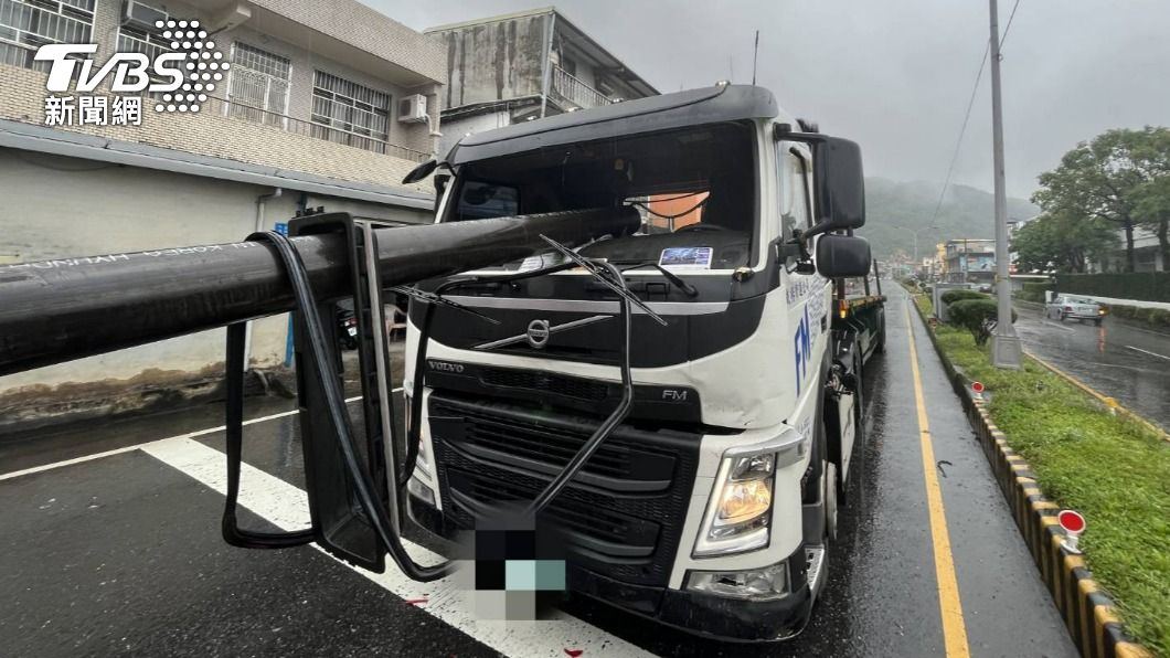 鐵管貫穿車艙。（圖／民眾提供）