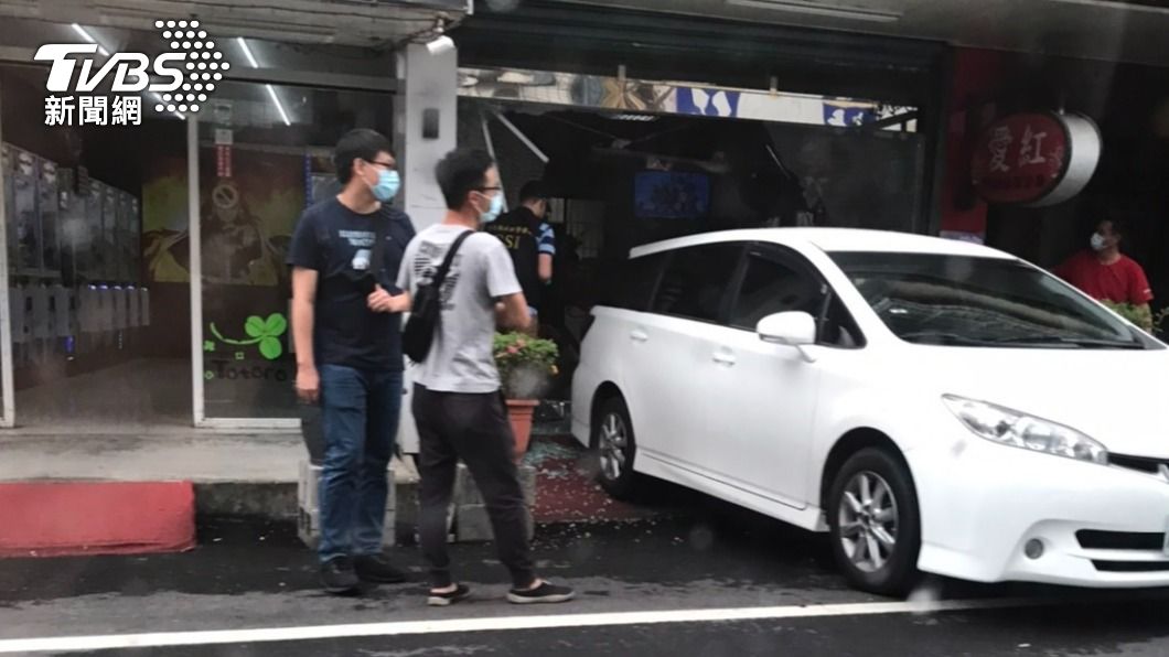 獨/東港槍擊復仇?九如2店面遭蓄意衝撞 警鎖定3人犯案