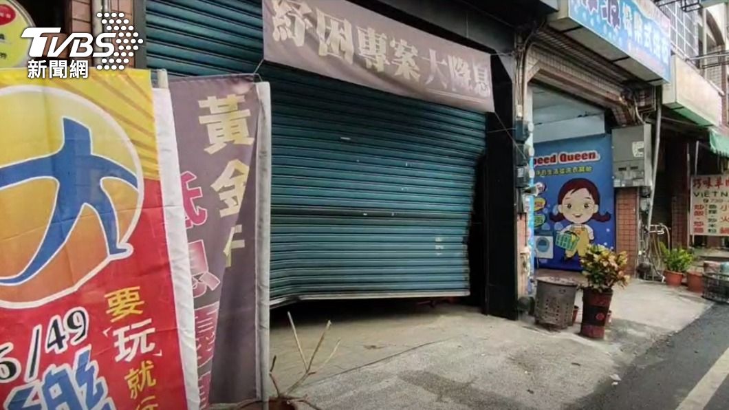 另一間當鋪也遭撞。（圖／TVBS）
